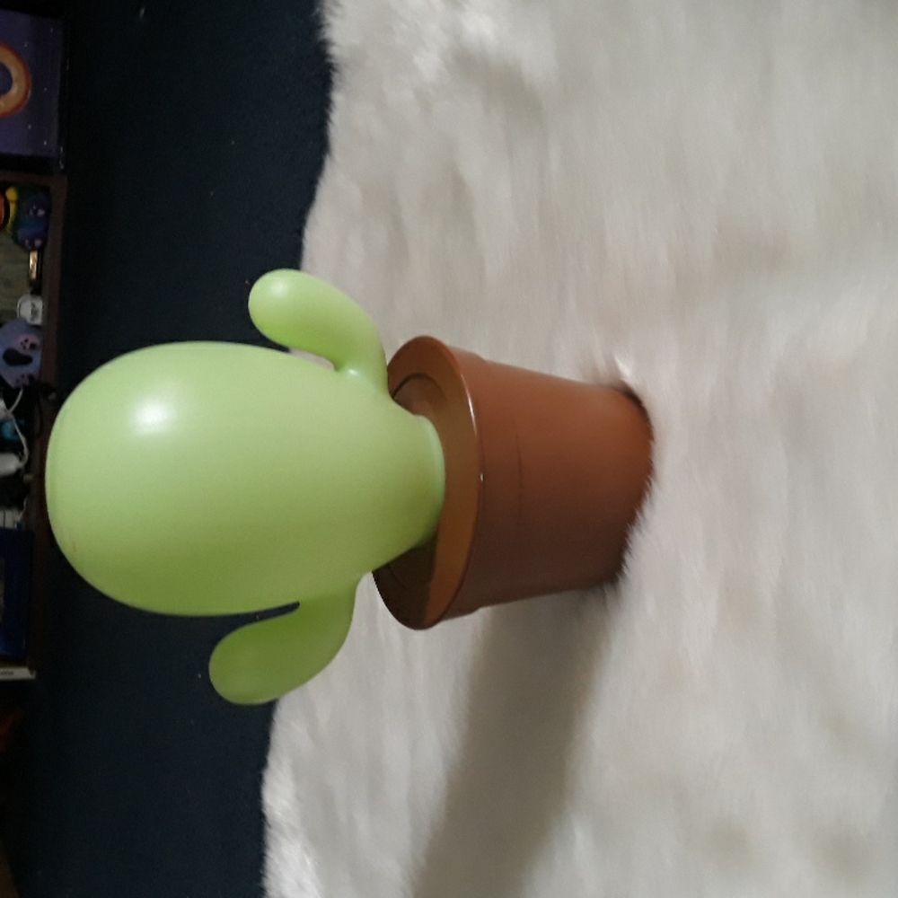 Light up cactus uses 3 AAA batteries